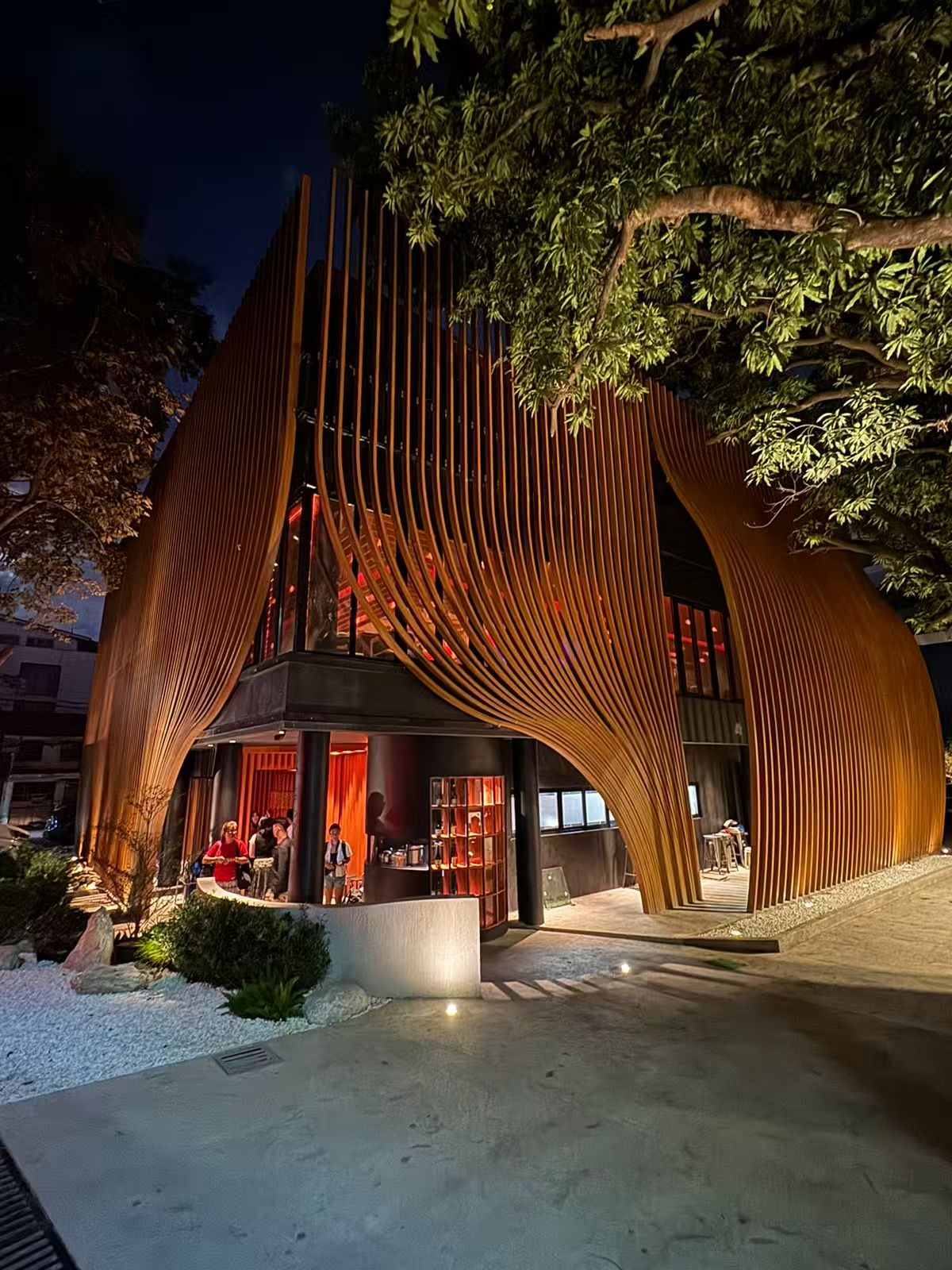 Solutions de plafonds et de murs extérieurs en aluminium pour un restaurant haut de gamme à Manille, Philippines